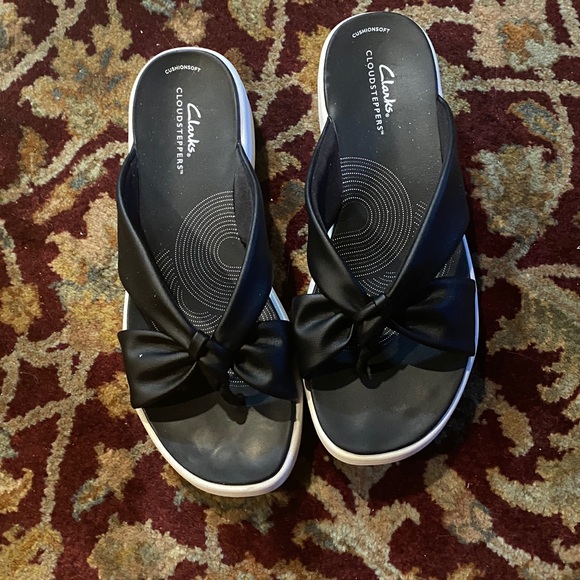 Clarks Cloudsteppers 8.5 Flip Flops Cushioned Supportive Comfortable - Picture 1 of 6
